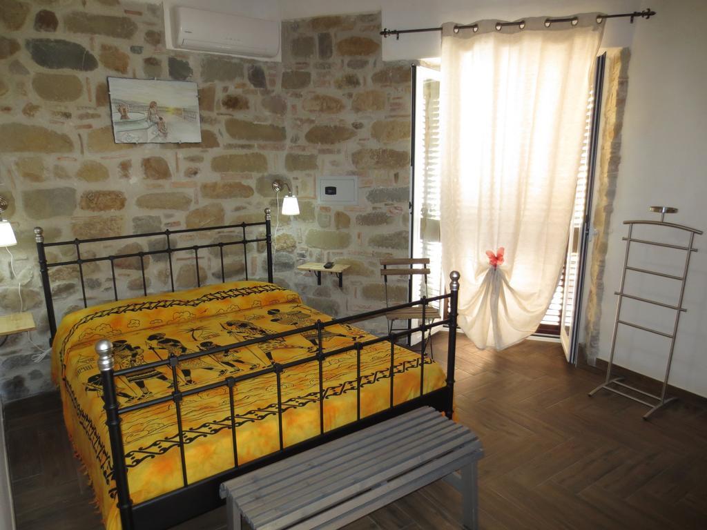 Aurora Bed And Breakfast Santo Stefano di Camastra Camera foto